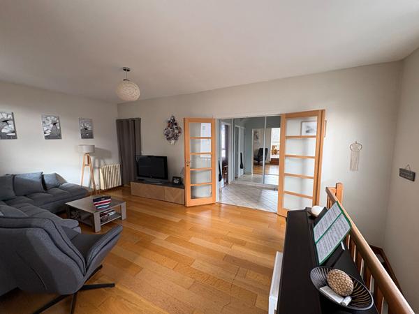 Maison familiale avec terrasse exposée sud-ouest à Verrières-le-Buisson, DPE D, Parfait état, 4 chambres.