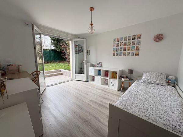 Maison familiale avec terrasse exposée sud-ouest à Verrières-le-Buisson, DPE D, Parfait état, 4 chambres.