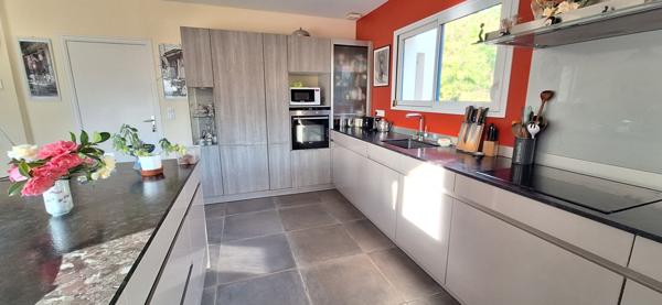 Fouesnant, jolie maison rénovée sur un terrain paysagé de 1500 m², à 1.4 km de la plage !