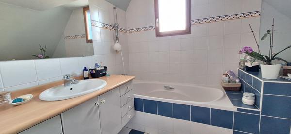 Fouesnant, jolie maison rénovée sur un terrain paysagé de 1500 m², à 1.4 km de la plage !