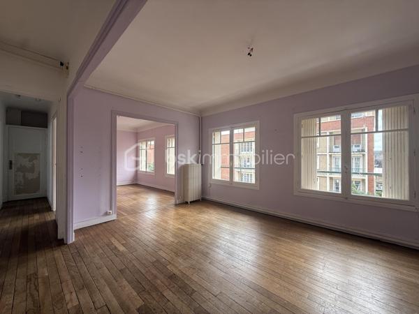 Lisieux – Rue Victor Hugo

Investissez dans un bien stratégiquement situé au cœur de Lisieux, dans l'une des rues les plus prisées de la ville. 

Cet appartement T3 de 61,80 m², situé au 2ᵉ étage, représente une opportunité rare : 

Composé d’un séjour lumineux, coin cuisine séparé, 1 chambre (possibilité 2), salle de bains et rangements.

Chauffage gaz.

Investissement locatif ou premier achat.