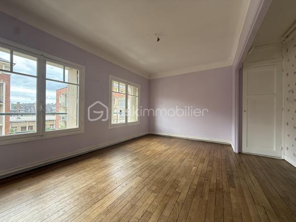 Lisieux – Rue Victor Hugo

Investissez dans un bien stratégiquement situé au cœur de Lisieux, dans l'une des rues les plus prisées de la ville. 

Cet appartement T3 de 61,80 m², situé au 2ᵉ étage, représente une opportunité rare : 

Composé d’un séjour lumineux, coin cuisine séparé, 1 chambre (possibilité 2), salle de bains et rangements.

Chauffage gaz.

Investissement locatif ou premier achat.