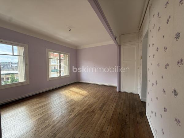 Lisieux – Rue Victor Hugo

Investissez dans un bien stratégiquement situé au cœur de Lisieux, dans l'une des rues les plus prisées de la ville. 

Cet appartement T3 de 61,80 m², situé au 2ᵉ étage, représente une opportunité rare : 

Composé d’un séjour lumineux, coin cuisine séparé, 1 chambre (possibilité 2), salle de bains et rangements.

Chauffage gaz.

Investissement locatif ou premier achat.