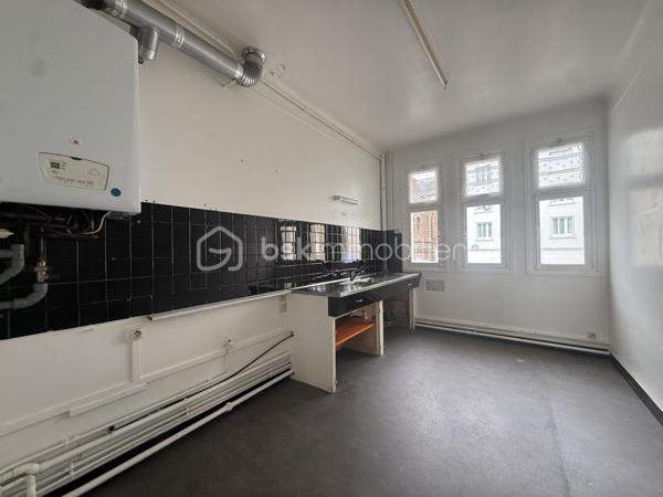 Lisieux – Rue Victor Hugo

Investissez dans un bien stratégiquement situé au cœur de Lisieux, dans l'une des rues les plus prisées de la ville. 

Cet appartement T3 de 61,80 m², situé au 2ᵉ étage, représente une opportunité rare : 

Composé d’un séjour lumineux, coin cuisine séparé, 1 chambre (possibilité 2), salle de bains et rangements.

Chauffage gaz.

Investissement locatif ou premier achat.