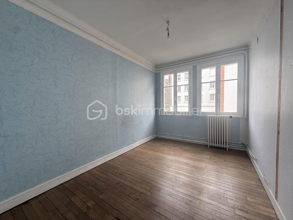 Lisieux – Rue Victor Hugo

Investissez dans un bien stratégiquement situé au cœur de Lisieux, dans l'une des rues les plus prisées de la ville. 

Cet appartement T3 de 61,80 m², situé au 2ᵉ étage, représente une opportunité rare : 

Composé d’un séjour lumineux, coin cuisine séparé, 1 chambre (possibilité 2), salle de bains et rangements.

Chauffage gaz.

Investissement locatif ou premier achat.
