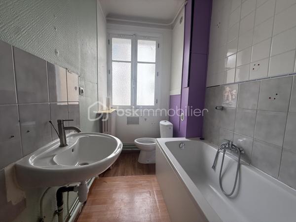 Lisieux – Rue Victor Hugo

Investissez dans un bien stratégiquement situé au cœur de Lisieux, dans l'une des rues les plus prisées de la ville. 

Cet appartement T3 de 61,80 m², situé au 2ᵉ étage, représente une opportunité rare : 

Composé d’un séjour lumineux, coin cuisine séparé, 1 chambre (possibilité 2), salle de bains et rangements.

Chauffage gaz.

Investissement locatif ou premier achat.