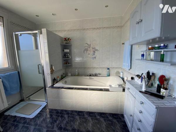 AUX PORTES  d'UZES -  VILLA  TRES BON ETAT  AVEC PISCINE 