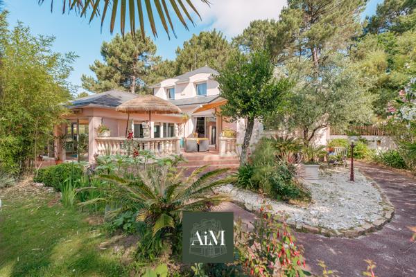 Maison contemporaine à vendre à Vannes Ouest – 250 m² – Piscine intérieure – Jardin arboré