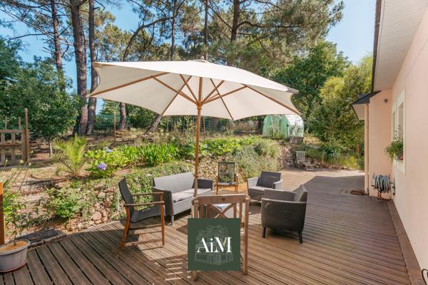 Maison contemporaine à vendre à Vannes Ouest – 250 m² – Piscine intérieure – Jardin arboré