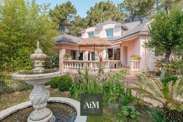 Maison contemporaine à vendre à Vannes Ouest – 250 m² – Piscine intérieure – Jardin arboré