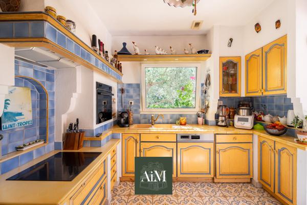 Maison contemporaine à vendre à Vannes Ouest – 250 m² – Piscine intérieure – Jardin arboré