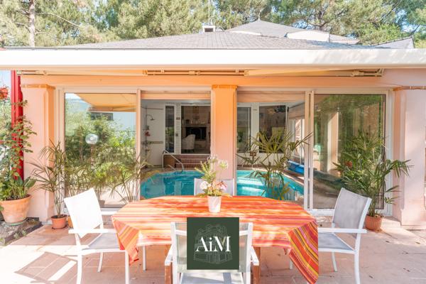 Maison contemporaine à vendre à Vannes Ouest – 250 m² – Piscine intérieure – Jardin arboré