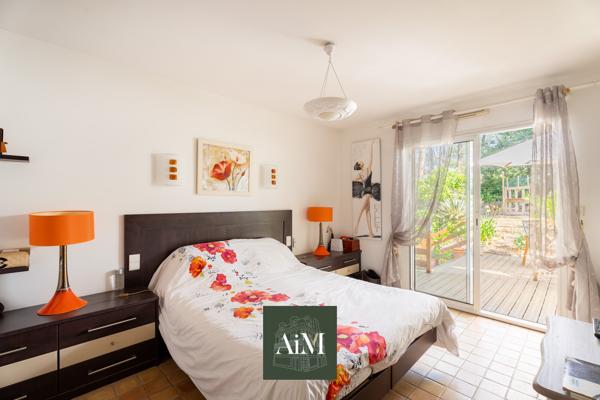 Maison contemporaine à vendre à Vannes Ouest – 250 m² – Piscine intérieure – Jardin arboré