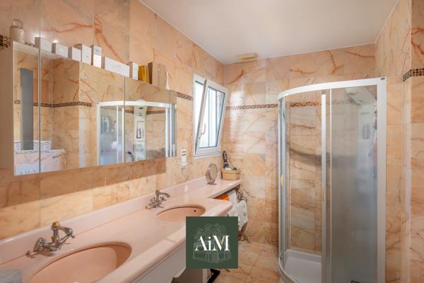 Maison contemporaine à vendre à Vannes Ouest – 250 m² – Piscine intérieure – Jardin arboré
