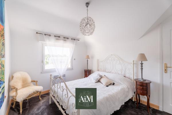 Maison contemporaine à vendre à Vannes Ouest – 250 m² – Piscine intérieure – Jardin arboré