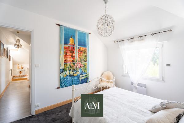 Maison contemporaine à vendre à Vannes Ouest – 250 m² – Piscine intérieure – Jardin arboré