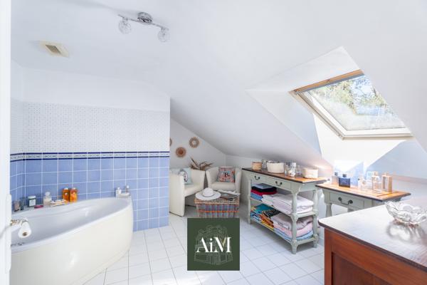 Maison contemporaine à vendre à Vannes Ouest – 250 m² – Piscine intérieure – Jardin arboré