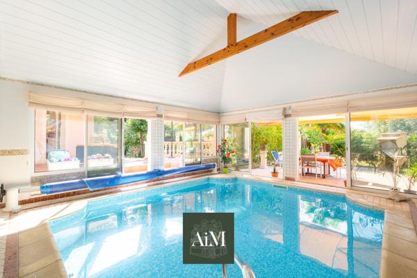Maison contemporaine à vendre à Vannes Ouest – 250 m² – Piscine intérieure – Jardin arboré