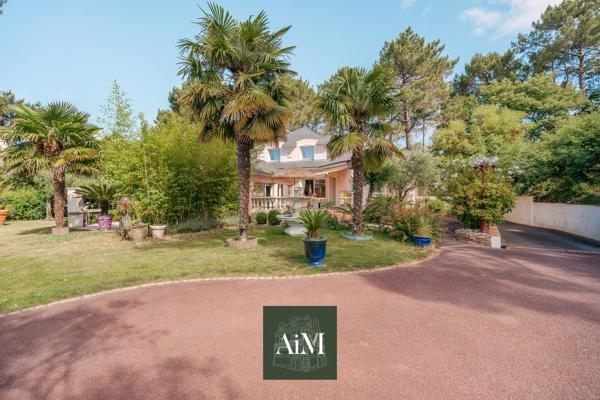 Maison contemporaine à vendre à Vannes Ouest – 250 m² – Piscine intérieure – Jardin arboré