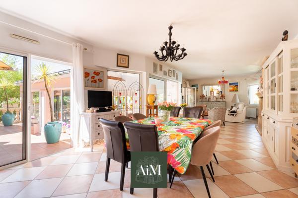 Maison contemporaine à vendre à Vannes Ouest – 250 m² – Piscine intérieure – Jardin arboré