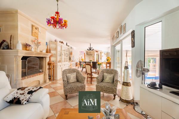 Maison contemporaine à vendre à Vannes Ouest – 250 m² – Piscine intérieure – Jardin arboré