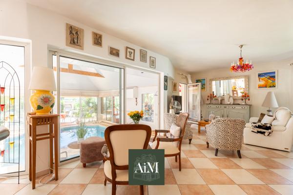 Maison contemporaine à vendre à Vannes Ouest – 250 m² – Piscine intérieure – Jardin arboré