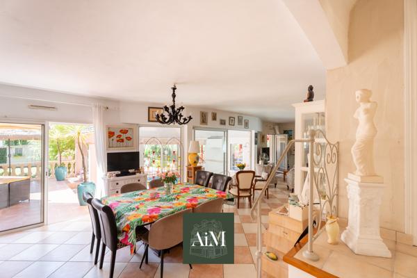 Maison contemporaine à vendre à Vannes Ouest – 250 m² – Piscine intérieure – Jardin arboré