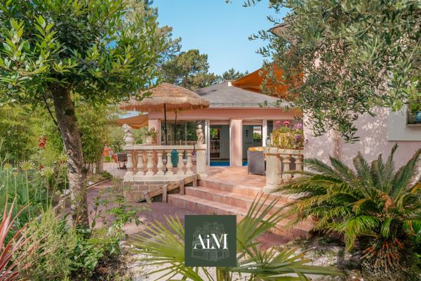 Maison contemporaine à vendre à Vannes Ouest – 250 m² – Piscine intérieure – Jardin arboré