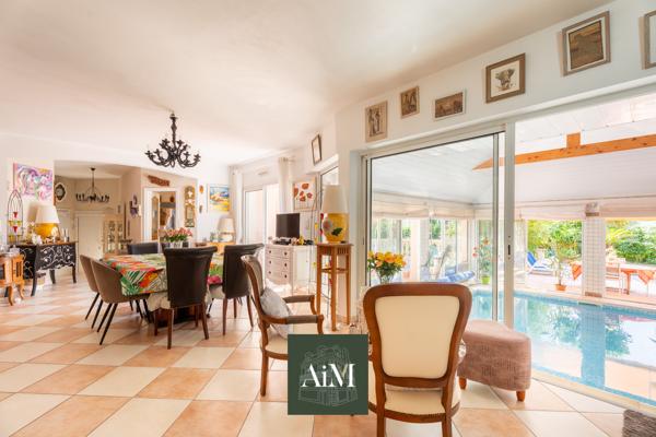 Maison contemporaine à vendre à Vannes Ouest – 250 m² – Piscine intérieure – Jardin arboré