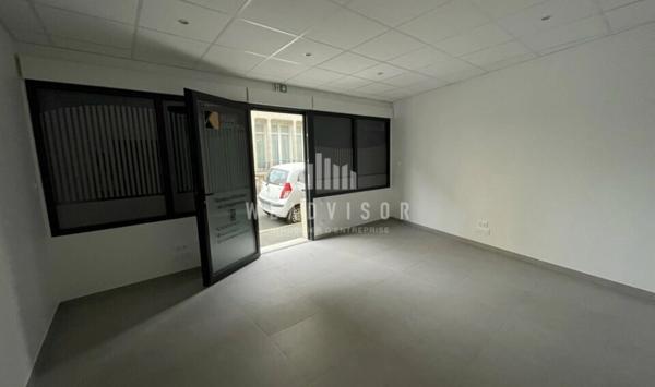 A LOUER : LOCAL PROFESSIONNEL D'ENVIRON 29 M² AU REZ DE CHAUSSÉE AVEC STATIONNEMENT
