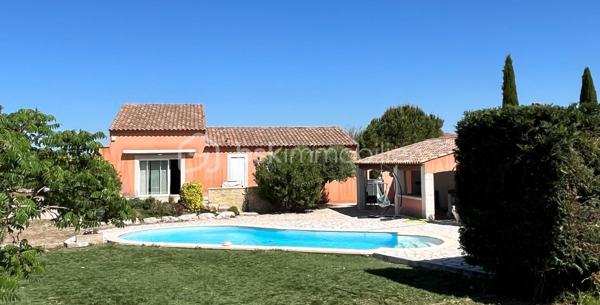 À visiter sans tarder,
Sur Lançon-Provence, découvrez cette maison de plain-pied de 119m² construite en 2008 sur une parcelle de 1383m². 
La maison s'articule autour d'une belle et lumineuse pièce de vie de 37m² avec cuisine ouverte d'environ 10 m². Une baie vitrée prolonge naturellement l'espace vers le jardin et la terrasse.
Un lieu chaleureux et convivial, pensé pour des moments partagés au quotidien. 

Une mezzanine de 14m² surplombe le séjour et offre la possibilité d'une chambre supplémentaire ou d'un espace de travail.

L'espace nuit comprend trois chambres, une salle d'eau indépendante avec grande douche à l'italienne entièrement rénovée (2026) et deux WC dont un séparé. 
L'ensemble offre une organisation fluide et fonctionnelle, parfaitement adaptée à une vie familiale. 

Un vaste garage de 33m² ainsi qu'un espace annexe attenant, aujourd'hui aménagé en buanderie et cellier, apportent un véritable confort de rangement et de praticité. 

À l'extérieur, la piscine de 9m x4m, la cuisine d'été d'environ 35m² et le jardin arboré facile à vivre invitent à profiter pleinement des beaux jours. 
Bénéficiant de bonnes performances énergétiques (classe C), ce bien offre un cadre de vie confortable et économique.