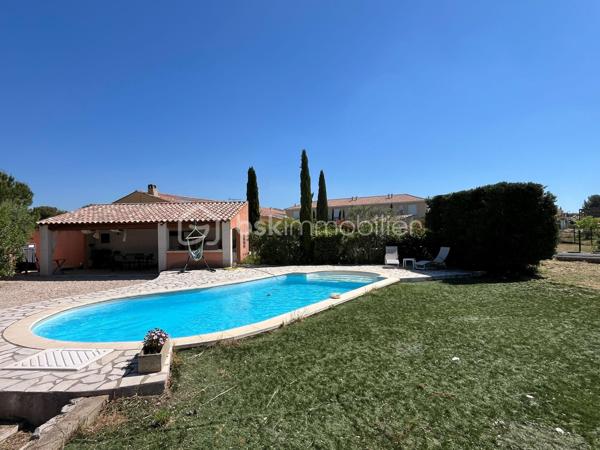 À visiter sans tarder,
Sur Lançon-Provence, découvrez cette maison de plain-pied de 119m² construite en 2008 sur une parcelle de 1383m². 
La maison s'articule autour d'une belle et lumineuse pièce de vie de 37m² avec cuisine ouverte d'environ 10 m². Une baie vitrée prolonge naturellement l'espace vers le jardin et la terrasse.
Un lieu chaleureux et convivial, pensé pour des moments partagés au quotidien. 

Une mezzanine de 14m² surplombe le séjour et offre la possibilité d'une chambre supplémentaire ou d'un espace de travail.

L'espace nuit comprend trois chambres, une salle d'eau indépendante avec grande douche à l'italienne entièrement rénovée (2026) et deux WC dont un séparé. 
L'ensemble offre une organisation fluide et fonctionnelle, parfaitement adaptée à une vie familiale. 

Un vaste garage de 33m² ainsi qu'un espace annexe attenant, aujourd'hui aménagé en buanderie et cellier, apportent un véritable confort de rangement et de praticité. 

À l'extérieur, la piscine de 9m x4m, la cuisine d'été d'environ 35m² et le jardin arboré facile à vivre invitent à profiter pleinement des beaux jours. 
Bénéficiant de bonnes performances énergétiques (classe C), ce bien offre un cadre de vie confortable et économique.