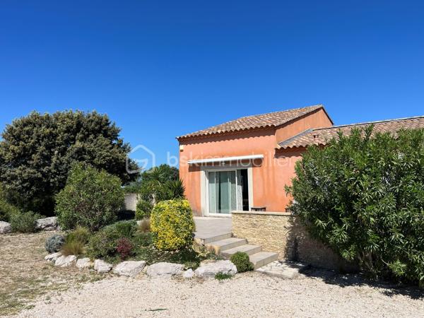 À visiter sans tarder,
Sur Lançon-Provence, découvrez cette maison de plain-pied de 119m² construite en 2008 sur une parcelle de 1383m². 
La maison s'articule autour d'une belle et lumineuse pièce de vie de 37m² avec cuisine ouverte d'environ 10 m². Une baie vitrée prolonge naturellement l'espace vers le jardin et la terrasse.
Un lieu chaleureux et convivial, pensé pour des moments partagés au quotidien. 

Une mezzanine de 14m² surplombe le séjour et offre la possibilité d'une chambre supplémentaire ou d'un espace de travail.

L'espace nuit comprend trois chambres, une salle d'eau indépendante avec grande douche à l'italienne entièrement rénovée (2026) et deux WC dont un séparé. 
L'ensemble offre une organisation fluide et fonctionnelle, parfaitement adaptée à une vie familiale. 

Un vaste garage de 33m² ainsi qu'un espace annexe attenant, aujourd'hui aménagé en buanderie et cellier, apportent un véritable confort de rangement et de praticité. 

À l'extérieur, la piscine de 9m x4m, la cuisine d'été d'environ 35m² et le jardin arboré facile à vivre invitent à profiter pleinement des beaux jours. 
Bénéficiant de bonnes performances énergétiques (classe C), ce bien offre un cadre de vie confortable et économique.