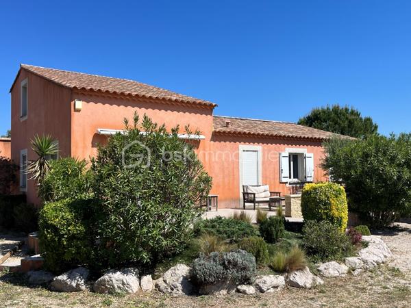 À visiter sans tarder,
Sur Lançon-Provence, découvrez cette maison de plain-pied de 119m² construite en 2008 sur une parcelle de 1383m². 
La maison s'articule autour d'une belle et lumineuse pièce de vie de 37m² avec cuisine ouverte d'environ 10 m². Une baie vitrée prolonge naturellement l'espace vers le jardin et la terrasse.
Un lieu chaleureux et convivial, pensé pour des moments partagés au quotidien. 

Une mezzanine de 14m² surplombe le séjour et offre la possibilité d'une chambre supplémentaire ou d'un espace de travail.

L'espace nuit comprend trois chambres, une salle d'eau indépendante avec grande douche à l'italienne entièrement rénovée (2026) et deux WC dont un séparé. 
L'ensemble offre une organisation fluide et fonctionnelle, parfaitement adaptée à une vie familiale. 

Un vaste garage de 33m² ainsi qu'un espace annexe attenant, aujourd'hui aménagé en buanderie et cellier, apportent un véritable confort de rangement et de praticité. 

À l'extérieur, la piscine de 9m x4m, la cuisine d'été d'environ 35m² et le jardin arboré facile à vivre invitent à profiter pleinement des beaux jours. 
Bénéficiant de bonnes performances énergétiques (classe C), ce bien offre un cadre de vie confortable et économique.