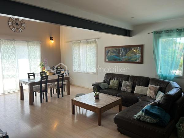 À visiter sans tarder,
Sur Lançon-Provence, découvrez cette maison de plain-pied de 119m² construite en 2008 sur une parcelle de 1383m². 
La maison s'articule autour d'une belle et lumineuse pièce de vie de 37m² avec cuisine ouverte d'environ 10 m². Une baie vitrée prolonge naturellement l'espace vers le jardin et la terrasse.
Un lieu chaleureux et convivial, pensé pour des moments partagés au quotidien. 

Une mezzanine de 14m² surplombe le séjour et offre la possibilité d'une chambre supplémentaire ou d'un espace de travail.

L'espace nuit comprend trois chambres, une salle d'eau indépendante avec grande douche à l'italienne entièrement rénovée (2026) et deux WC dont un séparé. 
L'ensemble offre une organisation fluide et fonctionnelle, parfaitement adaptée à une vie familiale. 

Un vaste garage de 33m² ainsi qu'un espace annexe attenant, aujourd'hui aménagé en buanderie et cellier, apportent un véritable confort de rangement et de praticité. 

À l'extérieur, la piscine de 9m x4m, la cuisine d'été d'environ 35m² et le jardin arboré facile à vivre invitent à profiter pleinement des beaux jours. 
Bénéficiant de bonnes performances énergétiques (classe C), ce bien offre un cadre de vie confortable et économique.