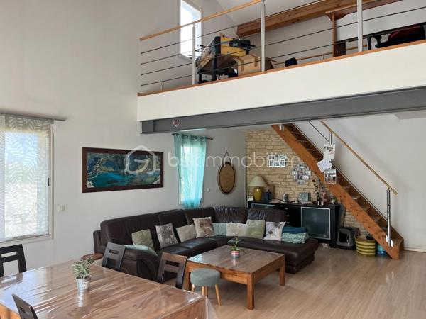 À visiter sans tarder,
Sur Lançon-Provence, découvrez cette maison de plain-pied de 119m² construite en 2008 sur une parcelle de 1383m². 
La maison s'articule autour d'une belle et lumineuse pièce de vie de 37m² avec cuisine ouverte d'environ 10 m². Une baie vitrée prolonge naturellement l'espace vers le jardin et la terrasse.
Un lieu chaleureux et convivial, pensé pour des moments partagés au quotidien. 

Une mezzanine de 14m² surplombe le séjour et offre la possibilité d'une chambre supplémentaire ou d'un espace de travail.

L'espace nuit comprend trois chambres, une salle d'eau indépendante avec grande douche à l'italienne entièrement rénovée (2026) et deux WC dont un séparé. 
L'ensemble offre une organisation fluide et fonctionnelle, parfaitement adaptée à une vie familiale. 

Un vaste garage de 33m² ainsi qu'un espace annexe attenant, aujourd'hui aménagé en buanderie et cellier, apportent un véritable confort de rangement et de praticité. 

À l'extérieur, la piscine de 9m x4m, la cuisine d'été d'environ 35m² et le jardin arboré facile à vivre invitent à profiter pleinement des beaux jours. 
Bénéficiant de bonnes performances énergétiques (classe C), ce bien offre un cadre de vie confortable et économique.