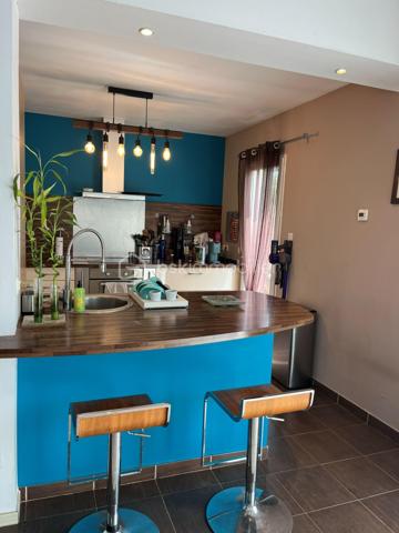 À visiter sans tarder,
Sur Lançon-Provence, découvrez cette maison de plain-pied de 119m² construite en 2008 sur une parcelle de 1383m². 
La maison s'articule autour d'une belle et lumineuse pièce de vie de 37m² avec cuisine ouverte d'environ 10 m². Une baie vitrée prolonge naturellement l'espace vers le jardin et la terrasse.
Un lieu chaleureux et convivial, pensé pour des moments partagés au quotidien. 

Une mezzanine de 14m² surplombe le séjour et offre la possibilité d'une chambre supplémentaire ou d'un espace de travail.

L'espace nuit comprend trois chambres, une salle d'eau indépendante avec grande douche à l'italienne entièrement rénovée (2026) et deux WC dont un séparé. 
L'ensemble offre une organisation fluide et fonctionnelle, parfaitement adaptée à une vie familiale. 

Un vaste garage de 33m² ainsi qu'un espace annexe attenant, aujourd'hui aménagé en buanderie et cellier, apportent un véritable confort de rangement et de praticité. 

À l'extérieur, la piscine de 9m x4m, la cuisine d'été d'environ 35m² et le jardin arboré facile à vivre invitent à profiter pleinement des beaux jours. 
Bénéficiant de bonnes performances énergétiques (classe C), ce bien offre un cadre de vie confortable et économique.
