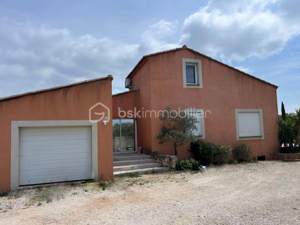 À visiter sans tarder,
Sur Lançon-Provence, découvrez cette maison de plain-pied de 119m² construite en 2008 sur une parcelle de 1383m². 
La maison s'articule autour d'une belle et lumineuse pièce de vie de 37m² avec cuisine ouverte d'environ 10 m². Une baie vitrée prolonge naturellement l'espace vers le jardin et la terrasse.
Un lieu chaleureux et convivial, pensé pour des moments partagés au quotidien. 

Une mezzanine de 14m² surplombe le séjour et offre la possibilité d'une chambre supplémentaire ou d'un espace de travail.

L'espace nuit comprend trois chambres, une salle d'eau indépendante avec grande douche à l'italienne entièrement rénovée (2026) et deux WC dont un séparé. 
L'ensemble offre une organisation fluide et fonctionnelle, parfaitement adaptée à une vie familiale. 

Un vaste garage de 33m² ainsi qu'un espace annexe attenant, aujourd'hui aménagé en buanderie et cellier, apportent un véritable confort de rangement et de praticité. 

À l'extérieur, la piscine de 9m x4m, la cuisine d'été d'environ 35m² et le jardin arboré facile à vivre invitent à profiter pleinement des beaux jours. 
Bénéficiant de bonnes performances énergétiques (classe C), ce bien offre un cadre de vie confortable et économique.