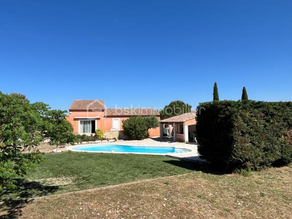 À visiter sans tarder,
Sur Lançon-Provence, découvrez cette maison de plain-pied de 119m² construite en 2008 sur une parcelle de 1383m². 
La maison s'articule autour d'une belle et lumineuse pièce de vie de 37m² avec cuisine ouverte d'environ 10 m². Une baie vitrée prolonge naturellement l'espace vers le jardin et la terrasse.
Un lieu chaleureux et convivial, pensé pour des moments partagés au quotidien. 

Une mezzanine de 14m² surplombe le séjour et offre la possibilité d'une chambre supplémentaire ou d'un espace de travail.

L'espace nuit comprend trois chambres, une salle d'eau indépendante avec grande douche à l'italienne entièrement rénovée (2026) et deux WC dont un séparé. 
L'ensemble offre une organisation fluide et fonctionnelle, parfaitement adaptée à une vie familiale. 

Un vaste garage de 33m² ainsi qu'un espace annexe attenant, aujourd'hui aménagé en buanderie et cellier, apportent un véritable confort de rangement et de praticité. 

À l'extérieur, la piscine de 9m x4m, la cuisine d'été d'environ 35m² et le jardin arboré facile à vivre invitent à profiter pleinement des beaux jours. 
Bénéficiant de bonnes performances énergétiques (classe C), ce bien offre un cadre de vie confortable et économique.
