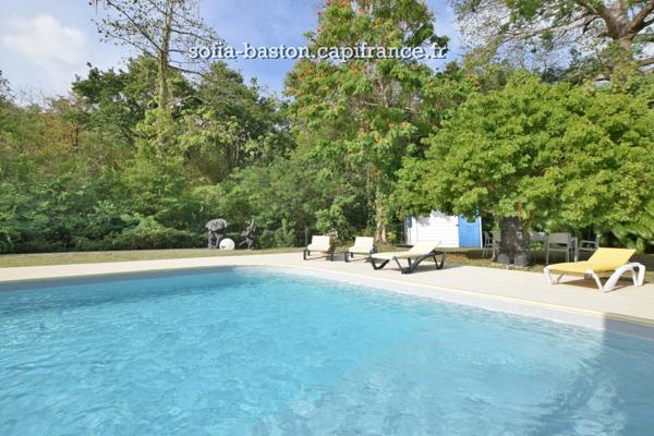 Superbe villa de 345 m² habitables avec piscine et annexes - terrain plat de 2 207 m², à vendre 5/6 pièces LE DIAMANT (972)