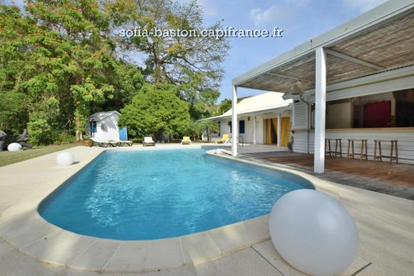 Superbe villa de 345 m² habitables avec piscine et annexes - terrain plat de 2 207 m², à vendre 5/6 pièces LE DIAMANT (972)