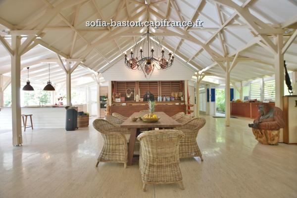 Superbe villa de 345 m² habitables avec piscine et annexes - terrain plat de 2 207 m², à vendre 5/6 pièces LE DIAMANT (972)