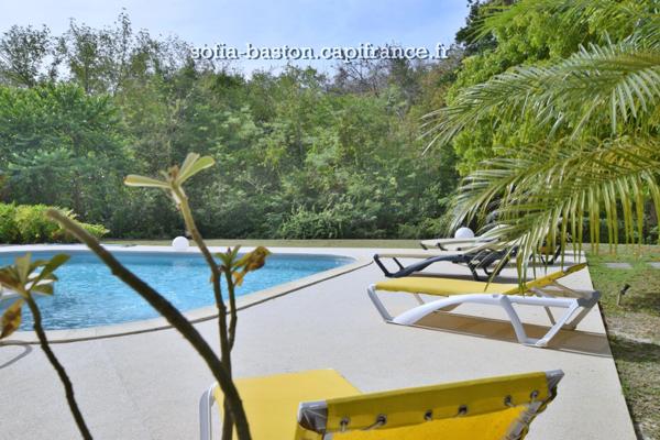 Superbe villa de 345 m² habitables avec piscine et annexes - terrain plat de 2 207 m², à vendre 5/6 pièces LE DIAMANT (972)