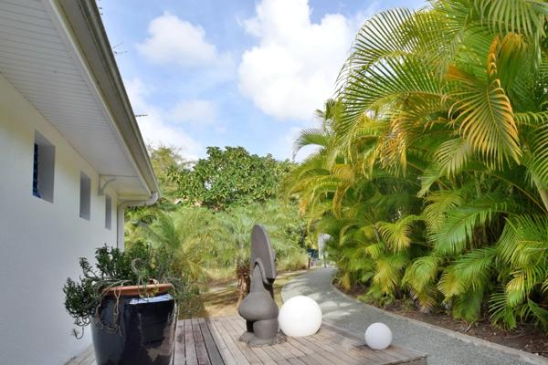 Superbe villa de 345 m² habitables avec piscine et annexes - terrain plat de 2 207 m², à vendre 5/6 pièces LE DIAMANT (972)