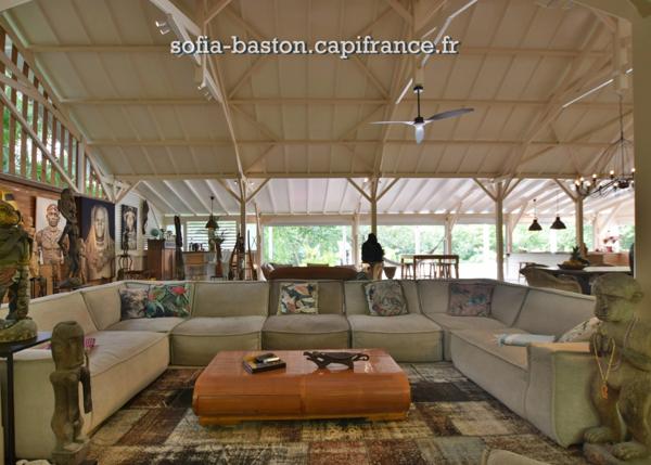 Superbe villa de 345 m² habitables avec piscine et annexes - terrain plat de 2 207 m², à vendre 5/6 pièces LE DIAMANT (972)