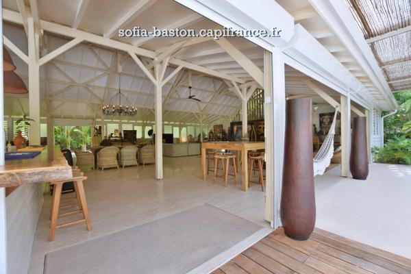 Superbe villa de 345 m² habitables avec piscine et annexes - terrain plat de 2 207 m², à vendre 5/6 pièces LE DIAMANT (972)