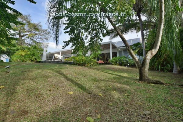 Superbe villa de 345 m² habitables avec piscine et annexes - terrain plat de 2 207 m², à vendre 5/6 pièces LE DIAMANT (972)