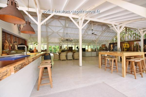 Superbe villa de 345 m² habitables avec piscine et annexes - terrain plat de 2 207 m², à vendre 5/6 pièces LE DIAMANT (972)
