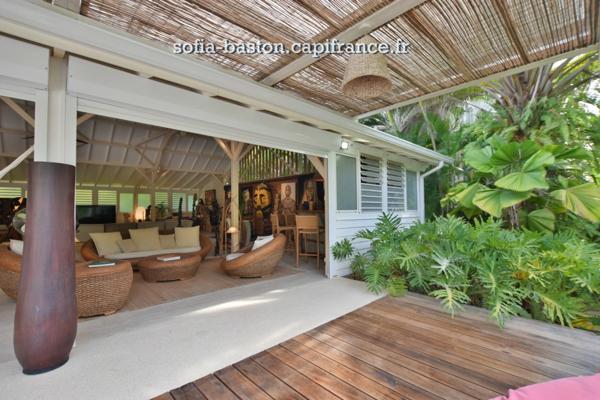 Superbe villa de 345 m² habitables avec piscine et annexes - terrain plat de 2 207 m², à vendre 5/6 pièces LE DIAMANT (972)