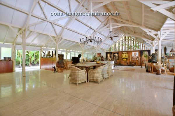 Superbe villa de 345 m² habitables avec piscine et annexes - terrain plat de 2 207 m², à vendre 5/6 pièces LE DIAMANT (972)